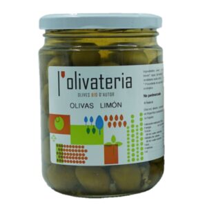 Hele grønne oliven med citron